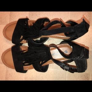 Super cute fringe flats